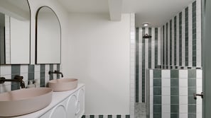 Shower, hair dryer, towels - Ornos 3 Bedroom Apartment in Fingal Bay (Fingal Bay)