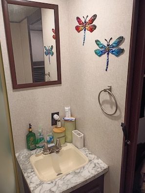 Dusche, Handtücher, Seife, Toilettenpapier