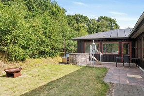 A building with a covered outdoor area, a hot tub, and a wooden barrel. - Holiday home with billiards, shelter & fire pit (Silkeborg)