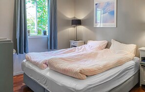 Travel cot, free WiFi - Gorgeous home in Tingvoll with house sea view (Tingvoll)