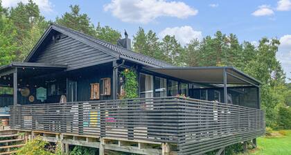 Gorgeous home in Tingvoll with house sea view