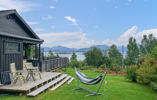 Gorgeous home in Tingvoll with house sea view