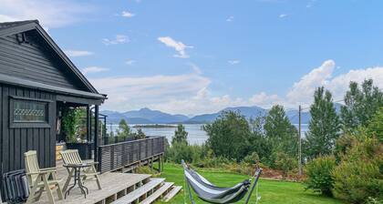 Gorgeous home in Tingvoll with house sea view