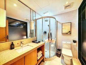 Comfort-Doppelzimmer, Stadtblick | Badezimmer | Dusche, Haartrockner, Handtücher, Seife