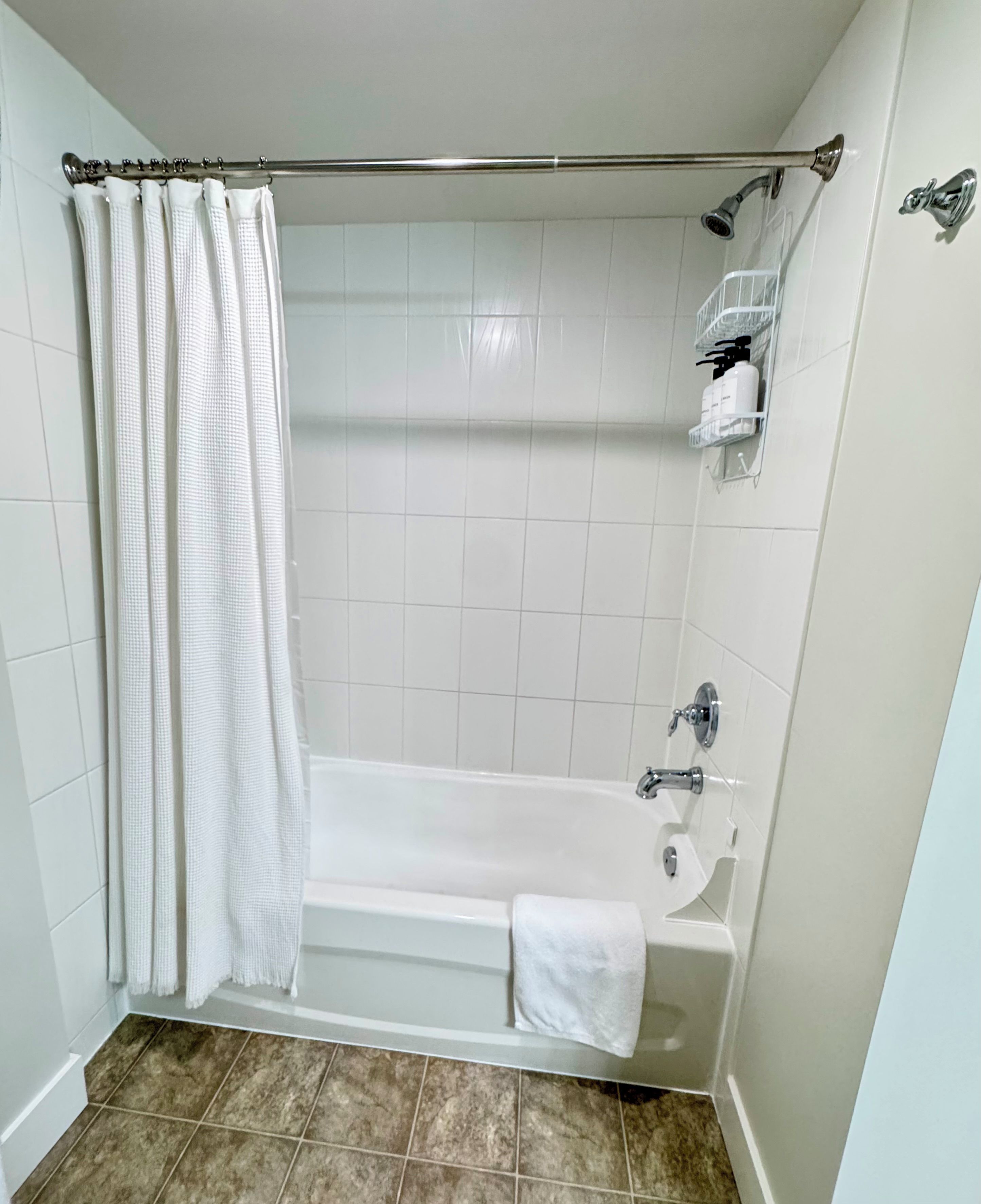 Ein Badezimmer mit Badewanne, Dusche und Toilette.