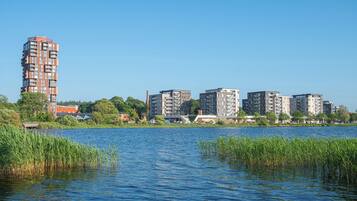Uitzicht op het water met moderne gebouwen en een steiger.