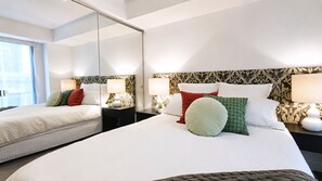 Tabla de planchar con plancha, wifi y ropa de cama 