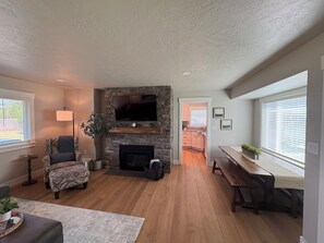 Living area - Spacious 4-bedroom, 6 bed, Family House with AC in perfect Missoula location (Missoula)