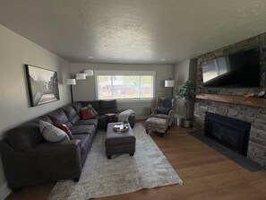 Living area - Spacious 4-bedroom, 5 bed, Family House with AC in perfect Missoula location (Missoula)