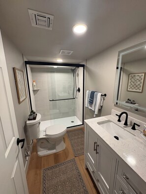 Shower, hair dryer, towels, soap - Spacious 4-bedroom, 6 bed, Family House with AC in perfect Missoula location (Missoula)