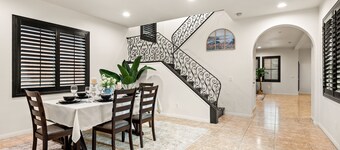 Luxury 7BR Getaway/10 Beds/Near Victoria Gardens