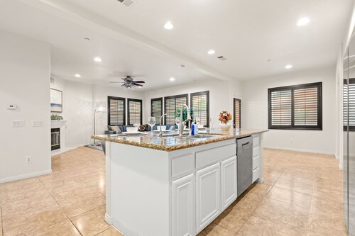 Luxury 7BR Getaway/10 Beds/Near Victoria Gardens