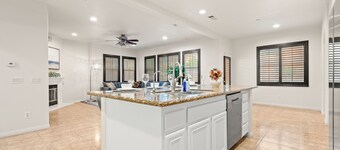 Luxury 7BR Getaway/10 Beds/Near Victoria Gardens