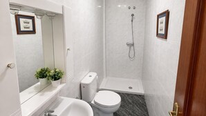 Shower, hair dryer, bidet, towels - House with a View of Vineyards (Pet-Friendly) (Villamartín de Valdeorras)
