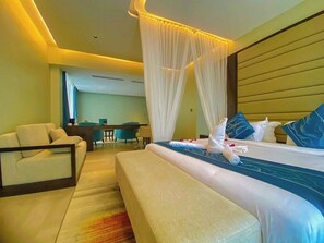 Una habitación de hotel con una cama, un escritorio y una silla.