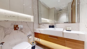 Ducha, secador de pelo, bidet, toallas