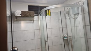 Dusche, kostenlose Toilettenartikel, Hausschuhe, Handtücher