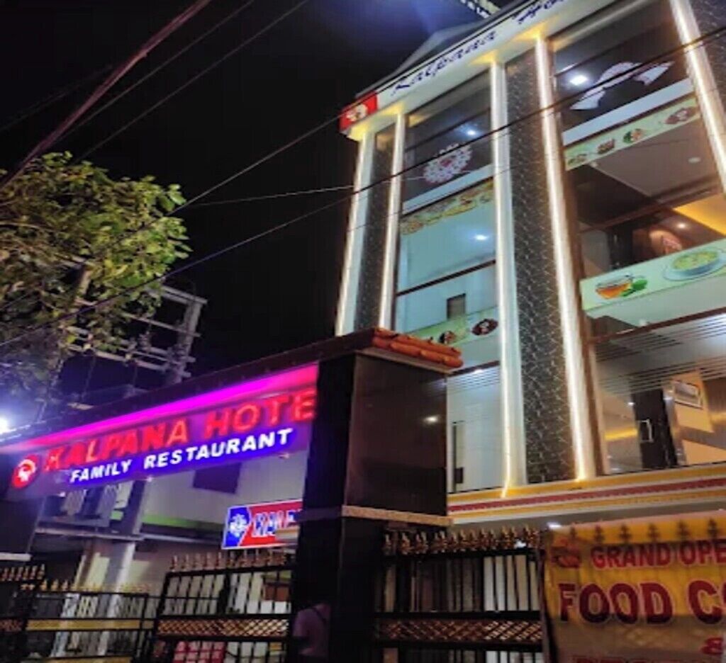 Un edificio con un cartel que dice 'Kalpana Hotel' y 'Inauguración del Patio de Comidas'.