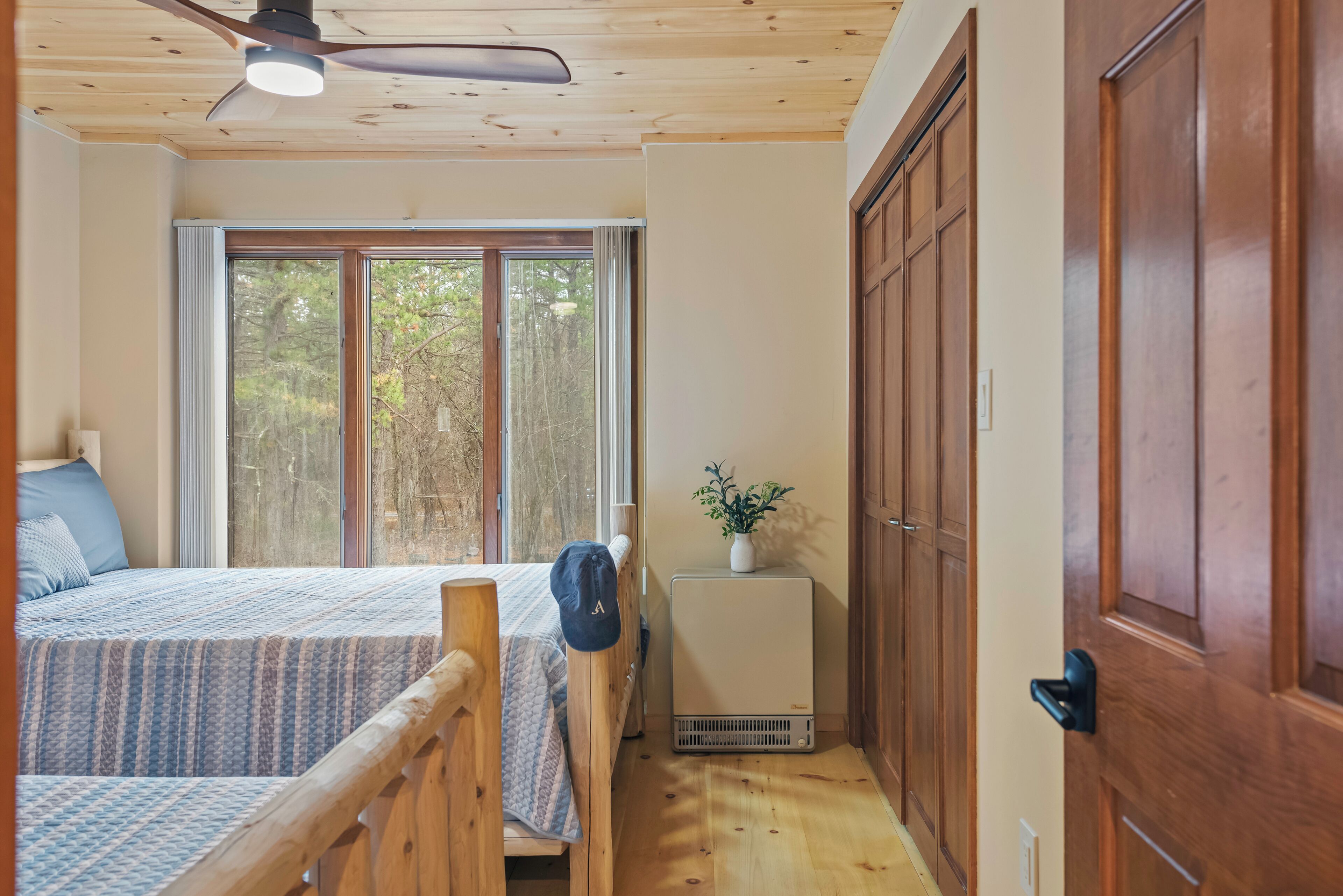 6 bedrooms, WiFi (free), bed sheets