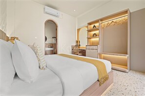 A hotel room with a bed, a wardrobe, and a bathroom. - Sunny Villa by Kozystay - Uluwatu (Badung)