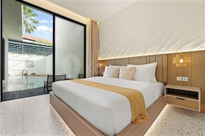 A modern hotel room with a large bed, a view of the pool, and a balcony. - Sunny Villa by Kozystay - Uluwatu (Badung)