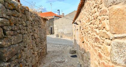 "Casinha Das Portas" - A Medieval Village Retreat