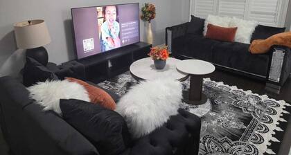 Modern Cozy Home | Spacious | Near Airport | + AC