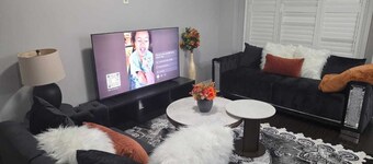 Modern Cozy Home | Spacious | Near Airport | + AC
