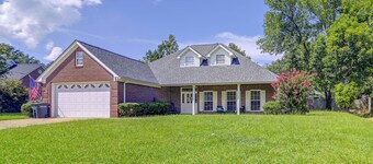 Fenced Yard! Group Getaway, 2 Mi to MSU