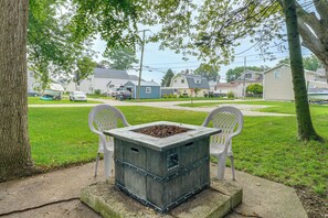 Outdoor dining - Walk to Beach! Luna Pier Haven w/ Yard & Views (Luna Pier)