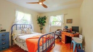A bedroom with a bed, desk, chair, and a ceiling fan. - The Habitat House: Retreat by Edgefield! (Troutdale)