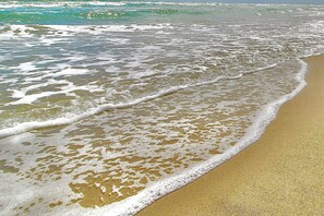 Ein Strand mit sanft rauschenden Wellen.