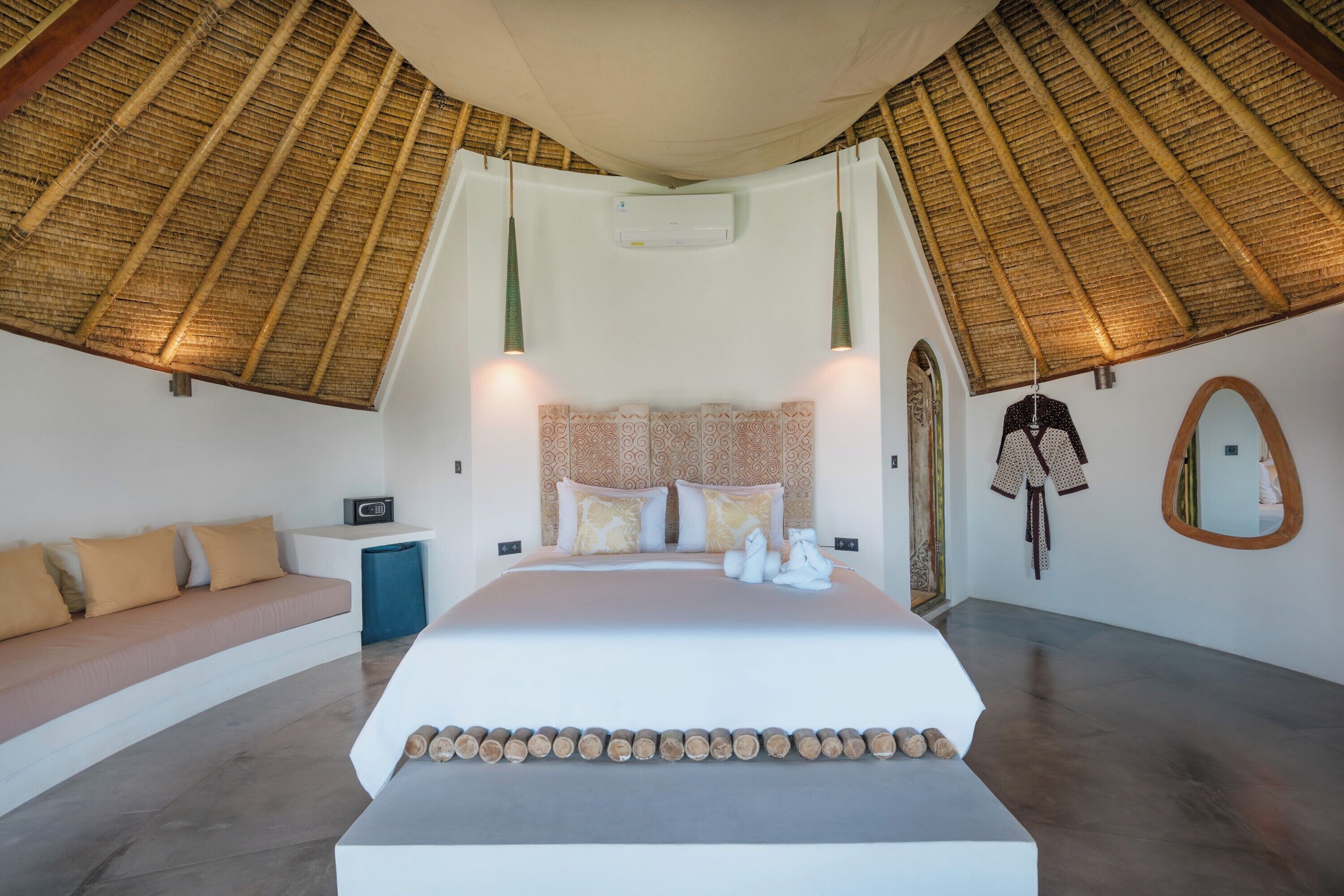 Villa | In-room safe, iron/ironing board (on request), WiFi (free)