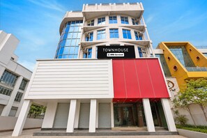 Un edificio moderno con un letrero que dice 'TOWNHOUSE' y 'OYO-Serviced'.