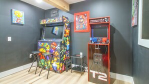 Huoneessa on kaksi peliautomaattia, joista toisessa lukee ”Arcade Classics” ja toisessa ”Terminator Judgment Day”. Lisäksi huoneessa on pieni pöytä ja muutamia jakkaroita.