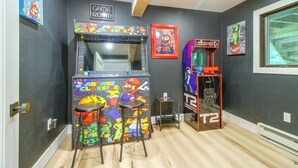 Huoneessa on pelihalleihin tyypillisiä peliautomaatteja, kuten Mario-teemainen automaatti ja Tetris-automaatti, ja seinällä on kyltti, jossa lukee ”Pelihuone”.