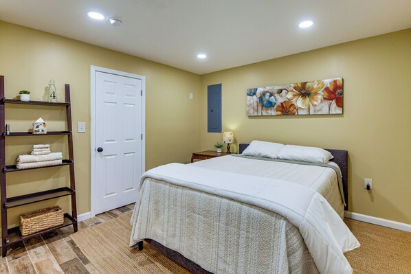 Desk, Internet, bed sheets