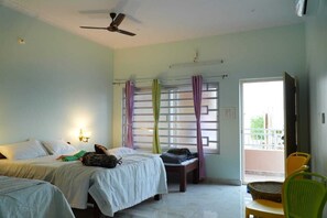 Desk, WiFi (free) - Shanthi Guest House (Hospet)
