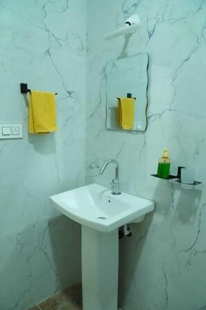 Shower, free toiletries, towels, soap - Shanthi Guest House (Hospet)