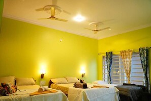 Desk, WiFi (free) - Shanthi Guest House (Hospet)