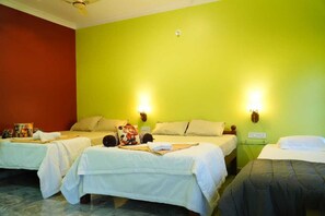 Desk, WiFi (free) - Shanthi Guest House (Hospet)