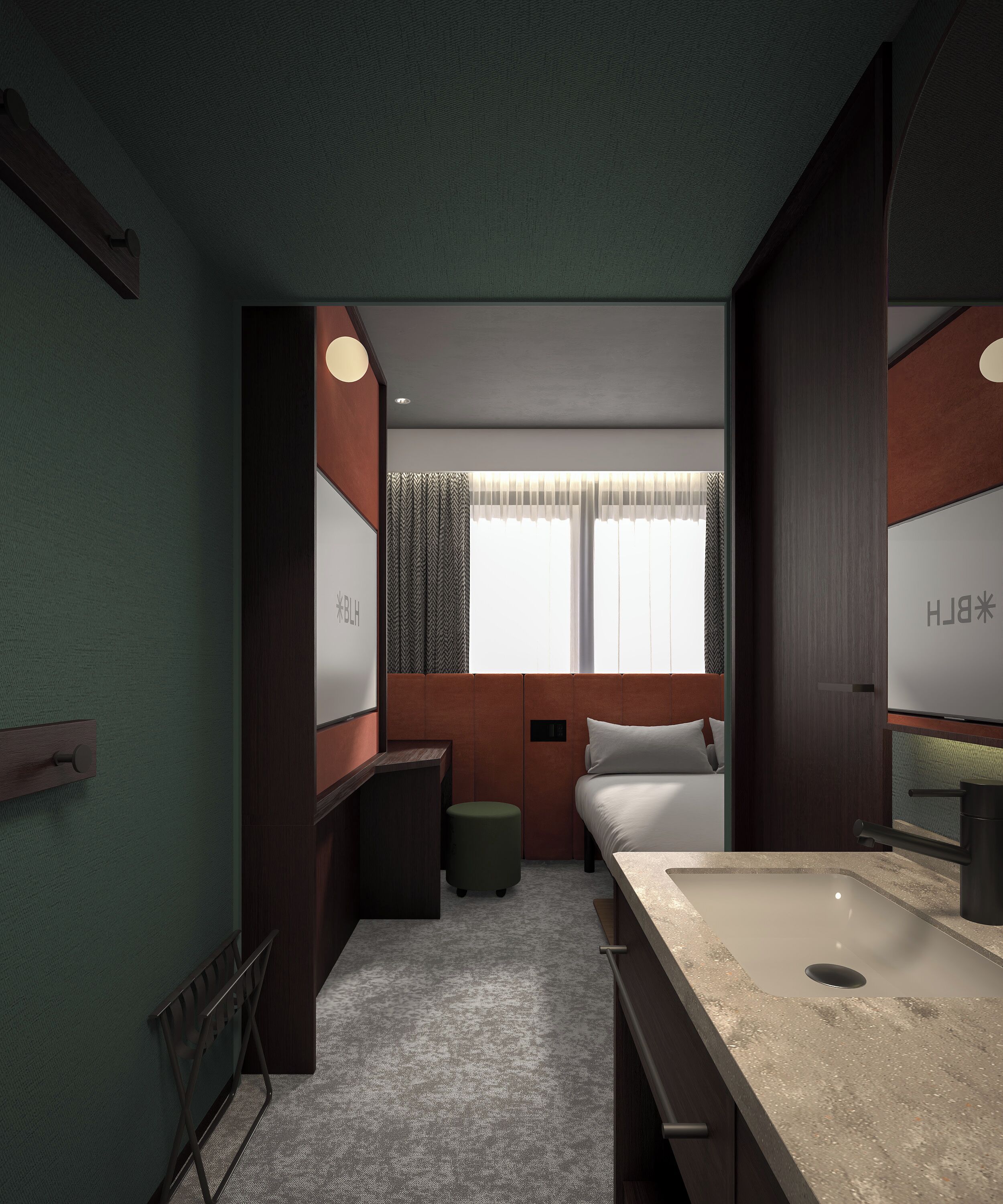 Habitación de hotel compacta con una cama, un tocador con espejo, un escritorio pequeño y una ventana con cortinas.
