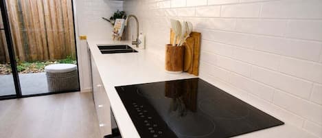Fridge, microwave, stovetop, dishwasher