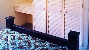 Ein Holzschrank mit mehreren Fächern und einer kleinen Ablagefläche.