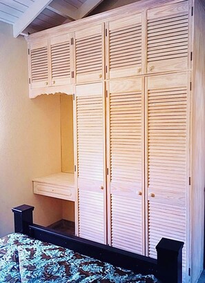 Ein Holzschrank mit mehreren Fächern und einer kleinen Ablagefläche.