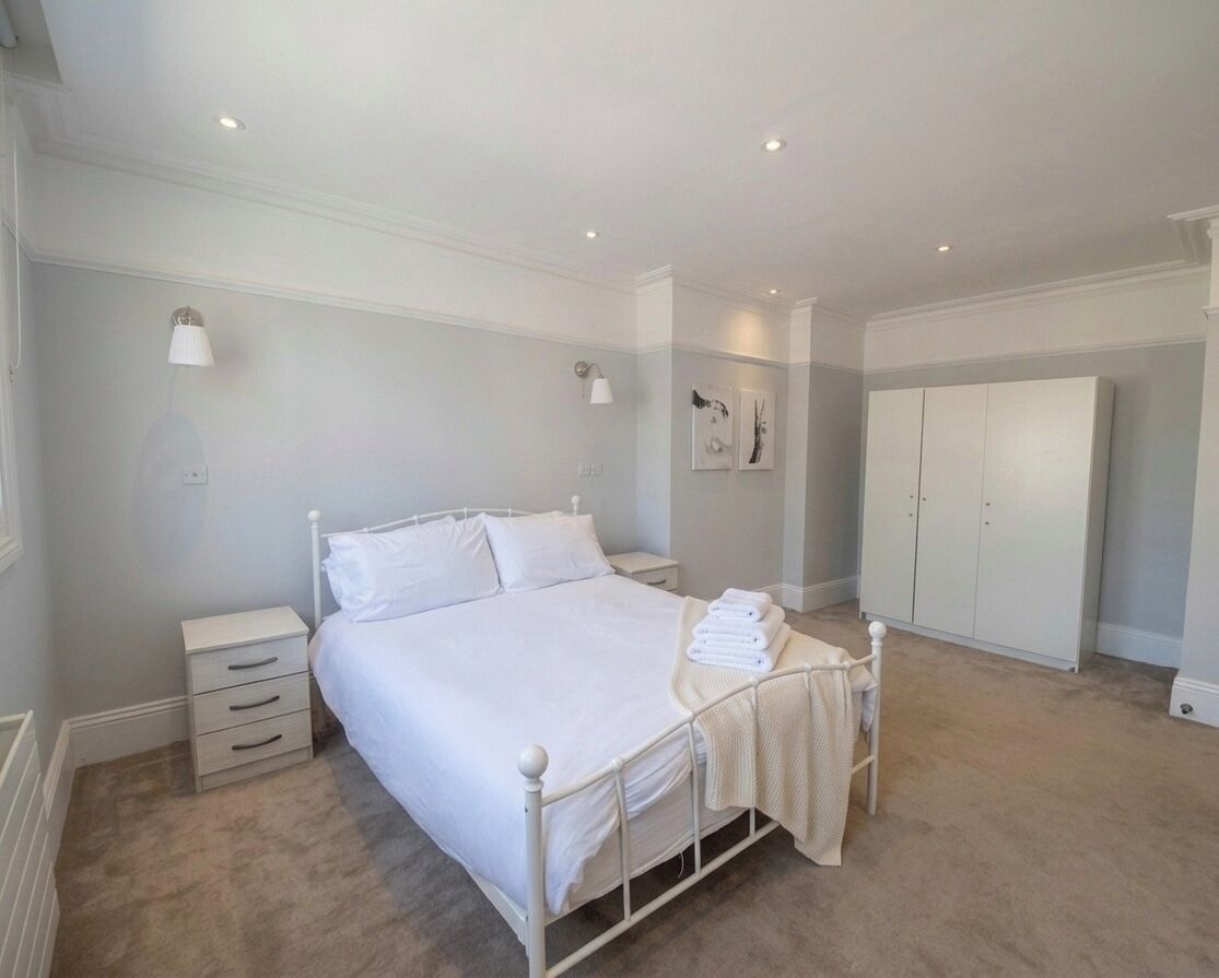 Iron/ironing board, bed sheets