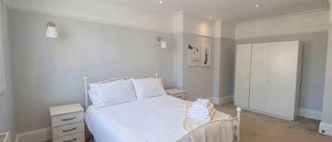 Iron/ironing board, bed sheets