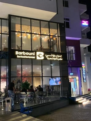 A seafood restaurant with outdoor seating and a visible storefront. - La prestigia Hurghada Apartment (Red Sea Governorate)