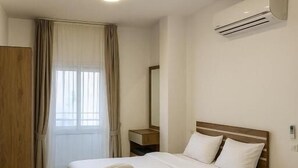 A hotel room with a bed, bedside table, chair, and a desk. - La prestigia Hurghada Apartment (Red Sea Governorate)