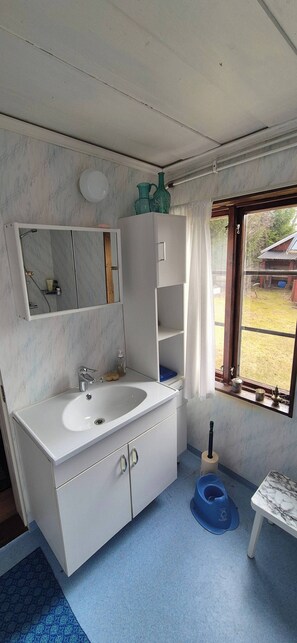 Bathroom - Summer gem with glazed terrace near Inälvsviken (Inälv)